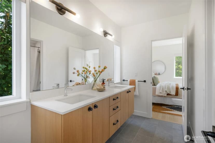 Property photo for 8530 13th Avenue Nw #b, Seattle photo 18
