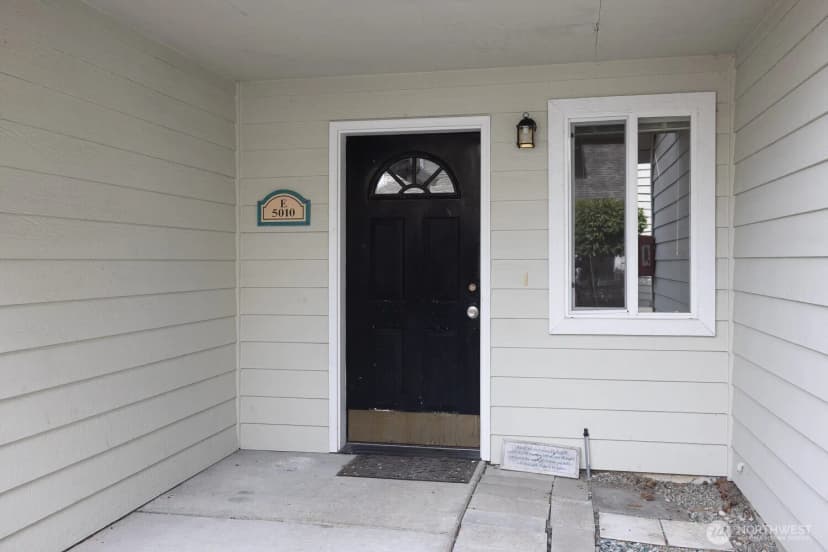 Property photo for 5010 168th Street Sw #e, Lynnwood photo 2