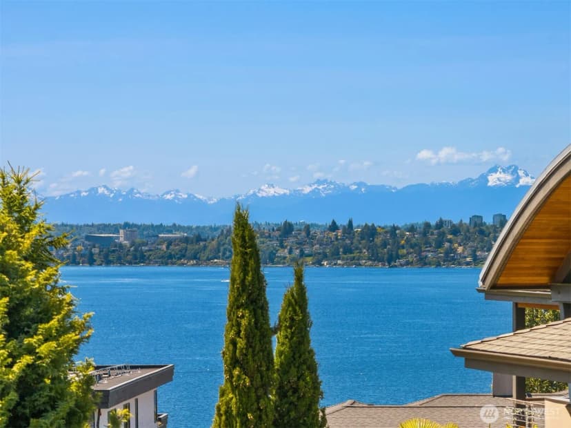 Property photo for 10410 Ne 58th Street, Kirkland photo 2