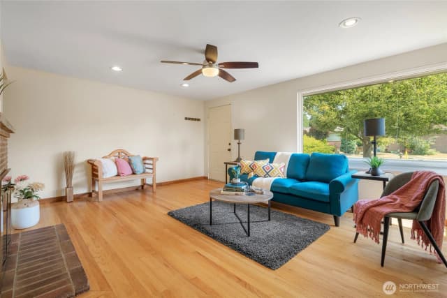 Property photo for 7025 25th Avenue Ne, Seattle photo 4