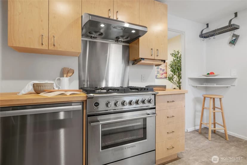 Property photo for 7025 25th Avenue Ne, Seattle photo 11