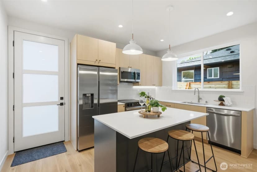 Property photo for 9725 Evanston Avenue N #b, Seattle photo 3