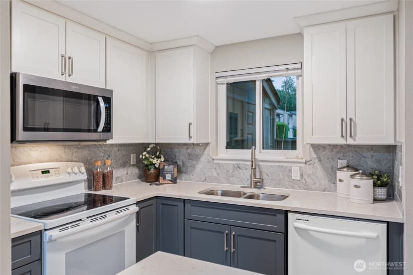 Property photo for 10053 Ne 138th Place #f5, Kirkland photo 2