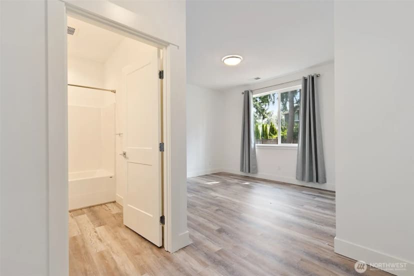 Property photo for 4913 Ne 1st Street, Renton photo 15