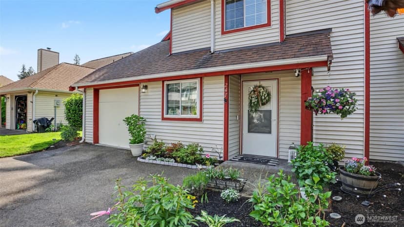 Property photo for 247 S 328th Lane, Federal Way photo 2