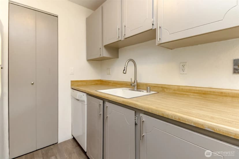 Property photo for 15280 Macadam Road S #e104, Tukwila photo 10