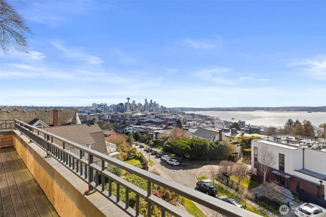 Property photo for 604 W Kinnear Place, Seattle photo 4