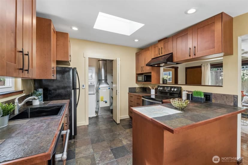 Property photo for 3222 Ne 85th Street, Seattle photo 7