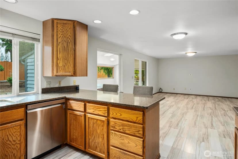 Property photo for 820 Monroe Avenue Ne, Renton photo 11