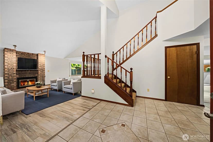 Property photo for 820 Monroe Avenue Ne, Renton photo 4