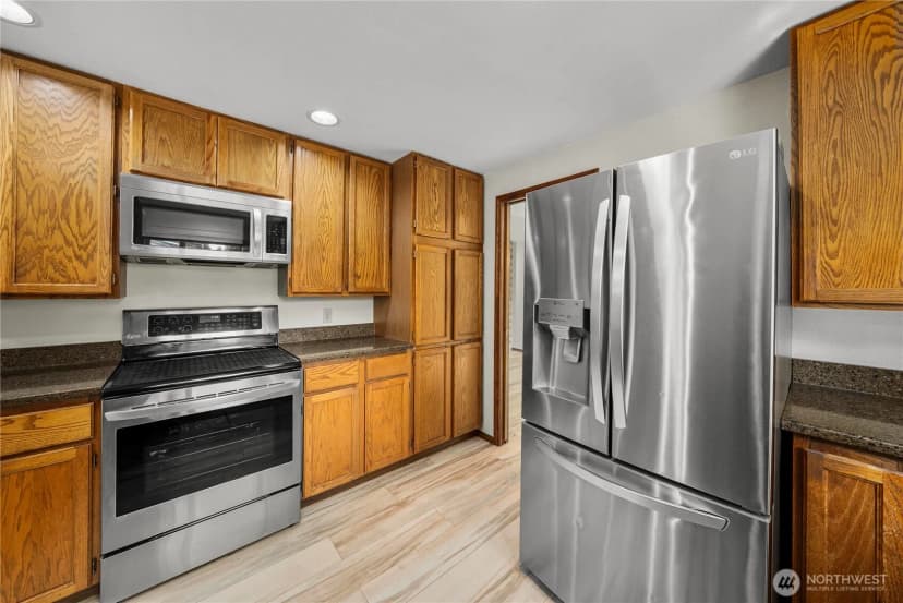 Property photo for 820 Monroe Avenue Ne, Renton photo 9