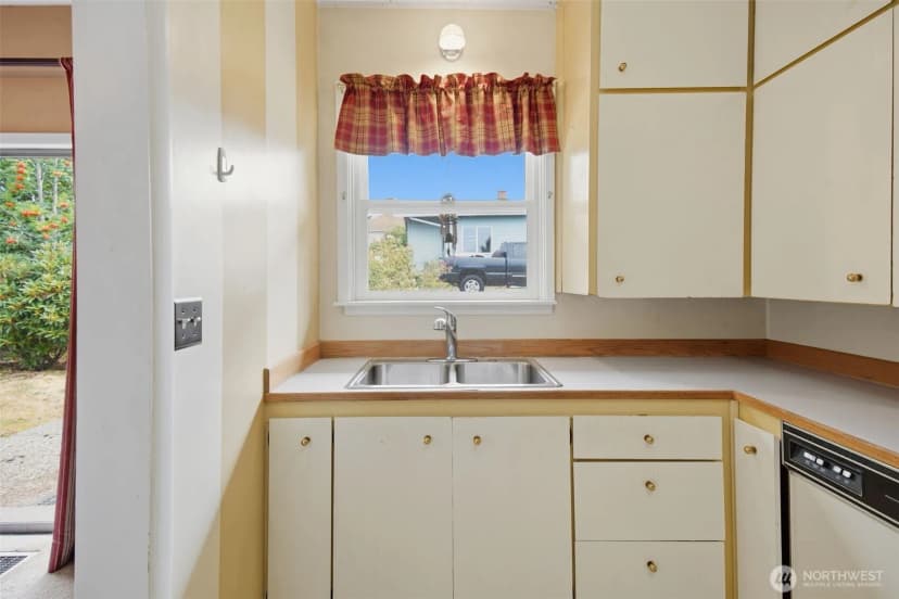 Property photo for 25729 Lawson Street, Black Diamond photo 8