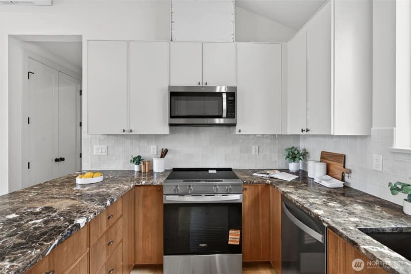 Property photo for 11737 40th Avenue Ne #b, Seattle photo 17