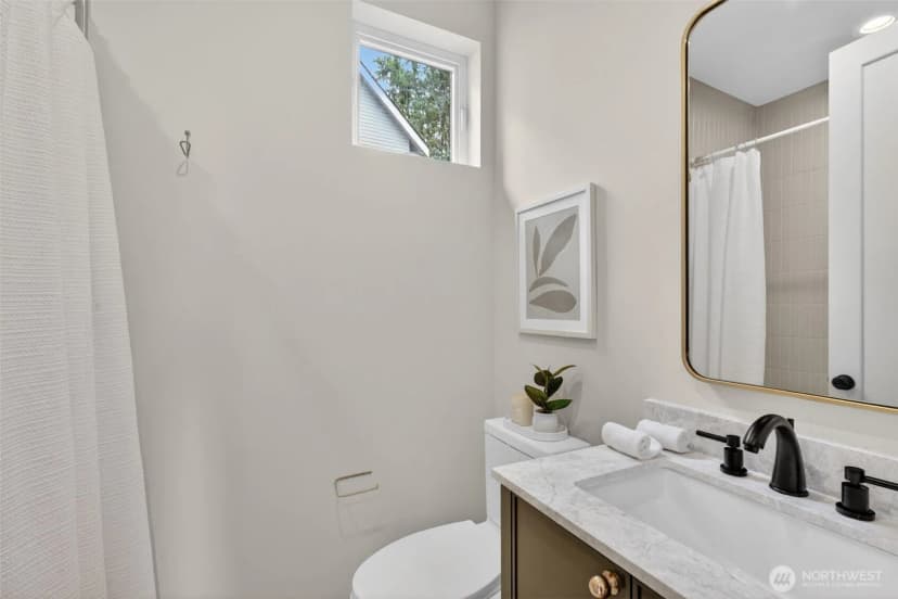 Property photo for 11737 40th Avenue Ne #b, Seattle photo 25
