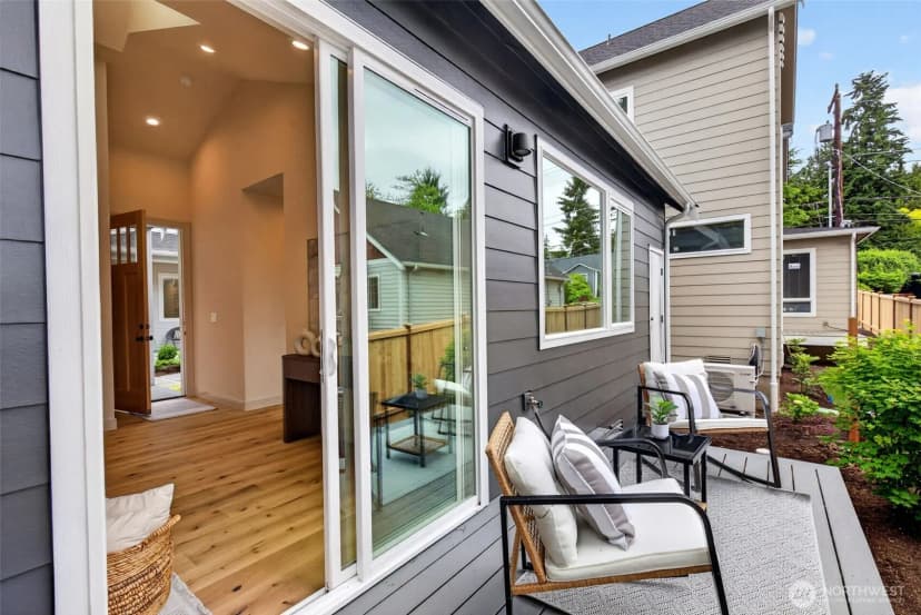 Property photo for 11737 40th Avenue Ne #b, Seattle photo 19
