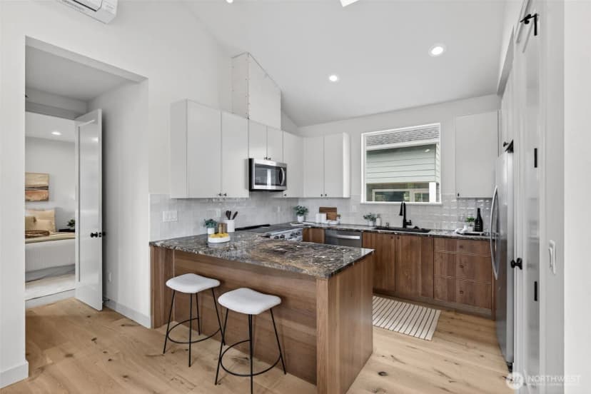 Property photo for 11737 40th Avenue Ne #b, Seattle photo 15
