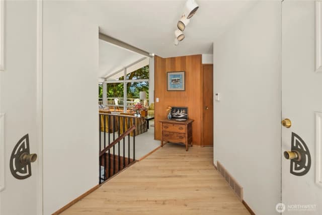 Property photo for 9226 Se 60th Street, Mercer Island photo 2