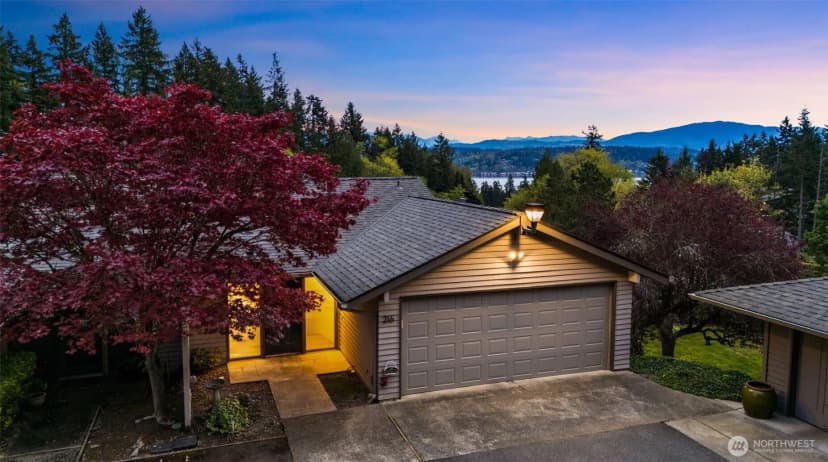 Property photo for 216 167th Place Ne, Bellevue photo 2