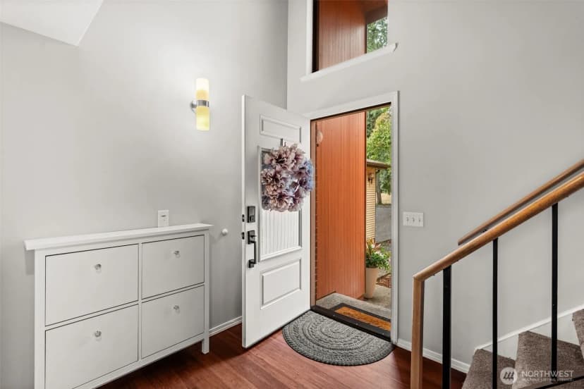 Property photo for 7811 Zircon Drive Sw, Lakewood photo 4