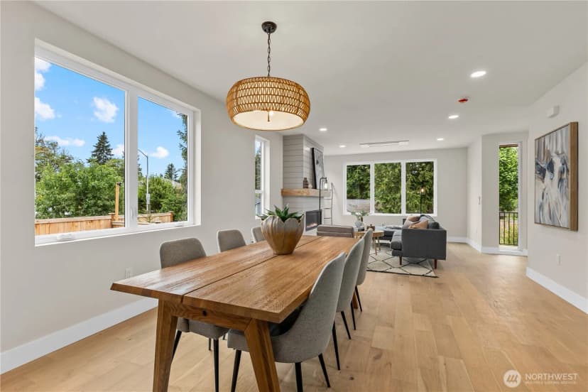 Property photo for 11709 Roosevelt Way Ne, Seattle photo 9