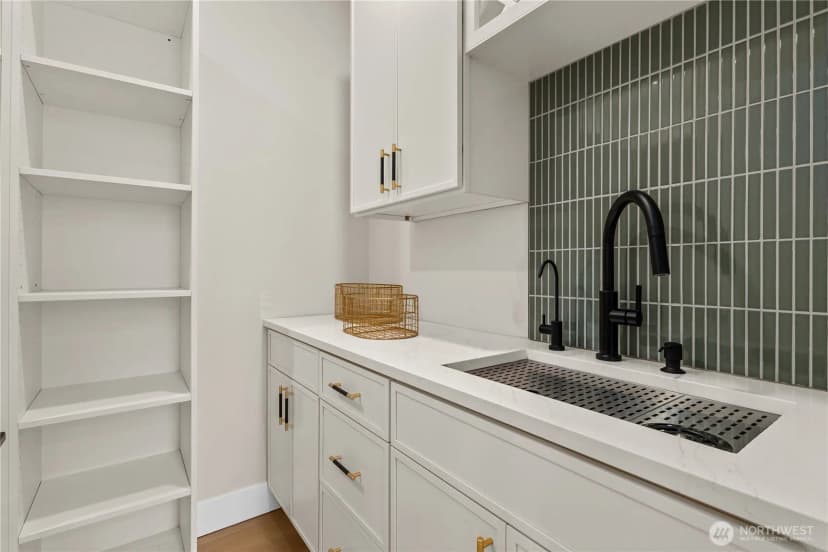 Property photo for 11709 Roosevelt Way Ne, Seattle photo 18