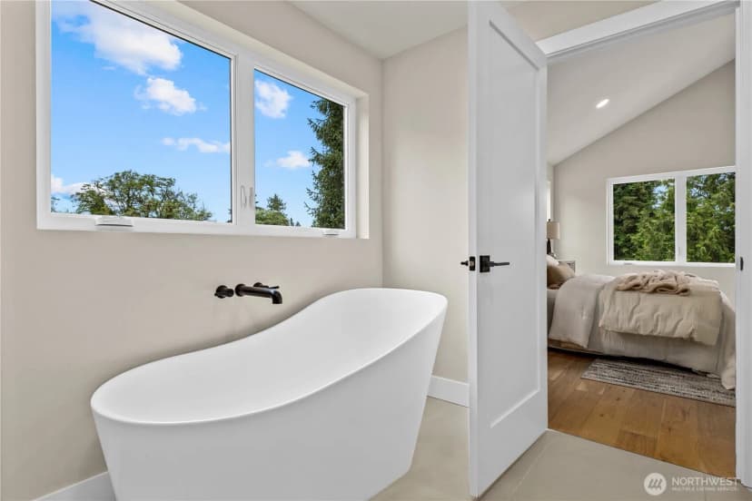 Property photo for 11709 Roosevelt Way Ne, Seattle photo 29