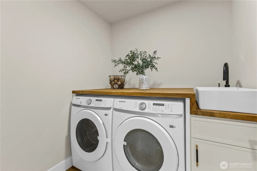 Property photo for 11709 Roosevelt Way Ne, Seattle photo 24