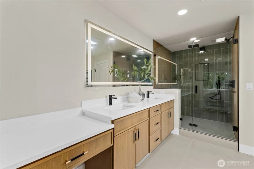 Property photo for 11709 Roosevelt Way Ne, Seattle photo 28