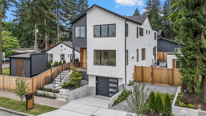 Property photo for 11709 Roosevelt Way Ne, Seattle photo 2