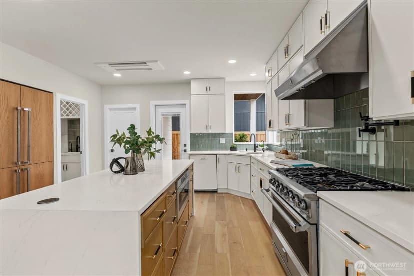 Property photo for 11709 Roosevelt Way Ne, Seattle photo 15