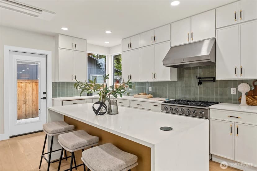 Property photo for 11709 Roosevelt Way Ne, Seattle photo 12