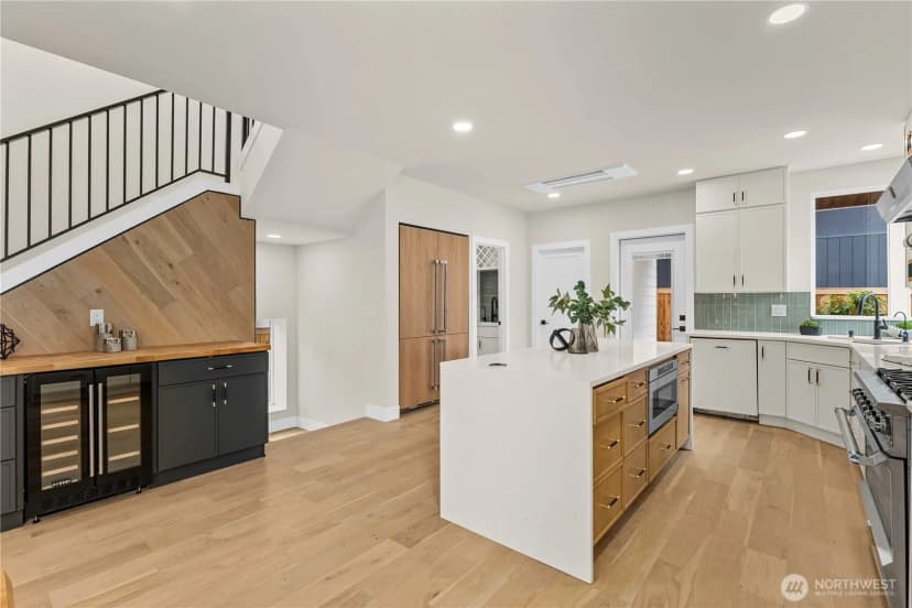 Property photo for 11709 Roosevelt Way Ne, Seattle photo 16