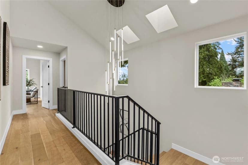 Property photo for 11709 Roosevelt Way Ne, Seattle photo 23