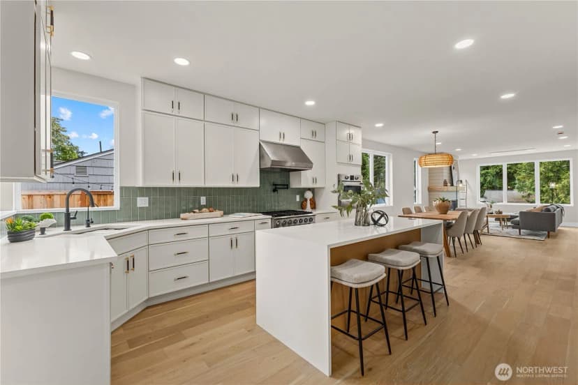 Property photo for 11709 Roosevelt Way Ne, Seattle photo 13