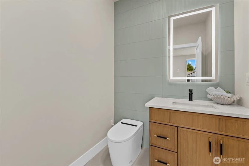 Property photo for 11709 Roosevelt Way Ne, Seattle photo 17