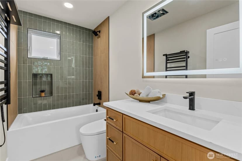 Property photo for 11709 Roosevelt Way Ne, Seattle photo 22