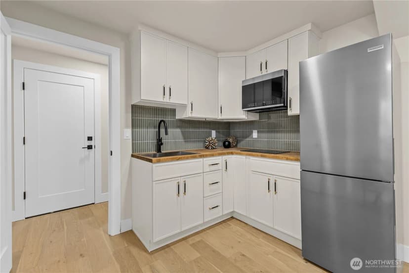 Property photo for 11709 Roosevelt Way Ne, Seattle photo 31