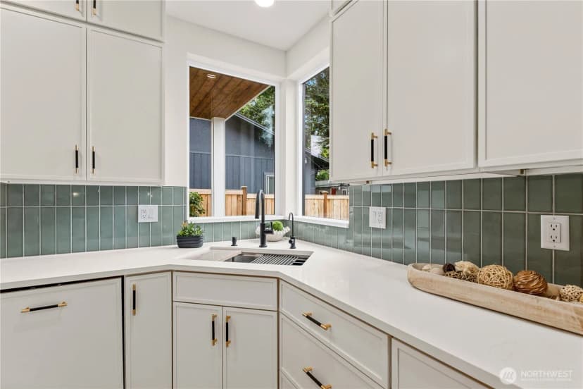 Property photo for 11709 Roosevelt Way Ne, Seattle photo 14