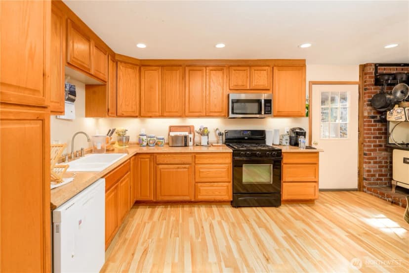 Property photo for 332 Whiskey Creek Beach Rd, Port Angeles photo 10