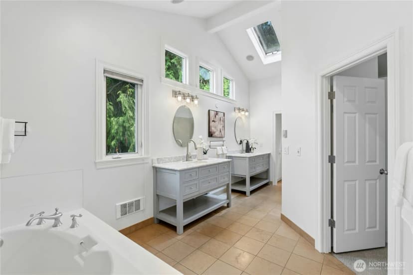 Property photo for 13130 Holmes Point Drive Ne, Kirkland photo 21