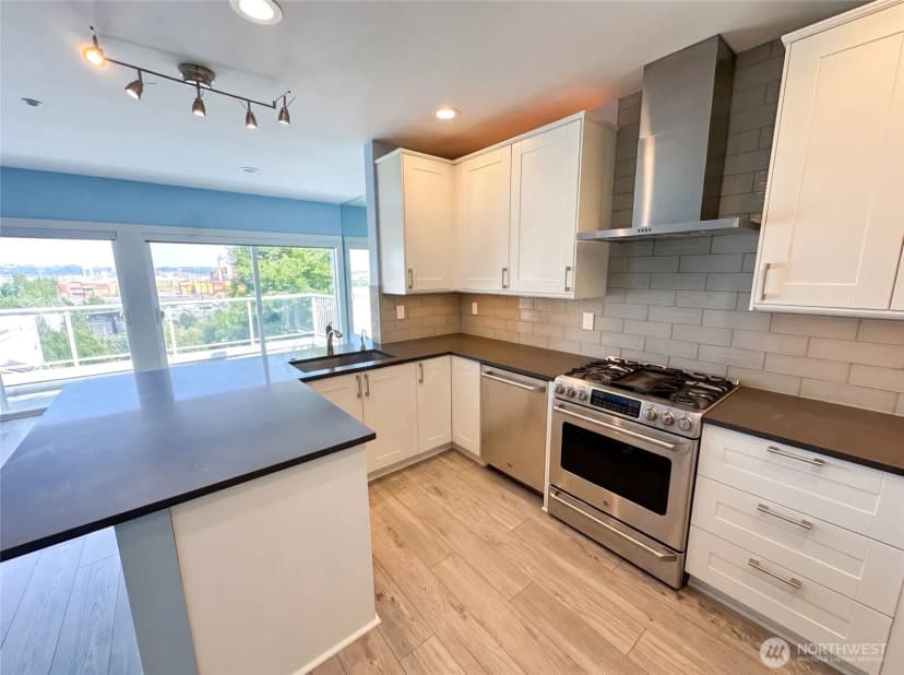 Property photo for 2325 Harbor Avenue Sw #b2, Seattle photo 2
