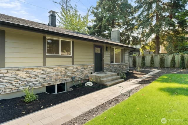 Property photo for 12215 Se 35 Street, Bellevue photo 2