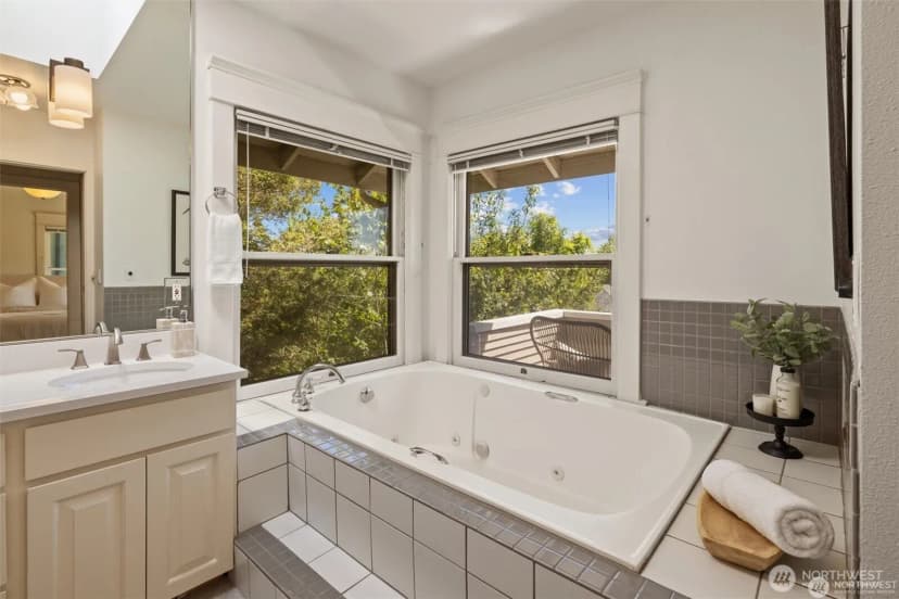 Property photo for 938 18th Avenue E, Seattle photo 19