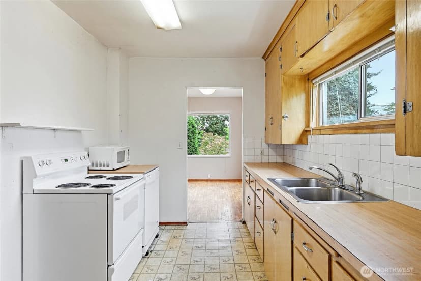 Property photo for 9002 2nd Avenue Ne, Seattle photo 13