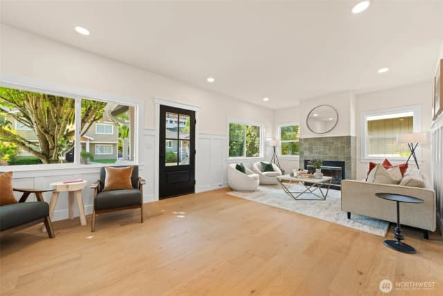 Property photo for 520 30th Avenue E, Seattle photo 2