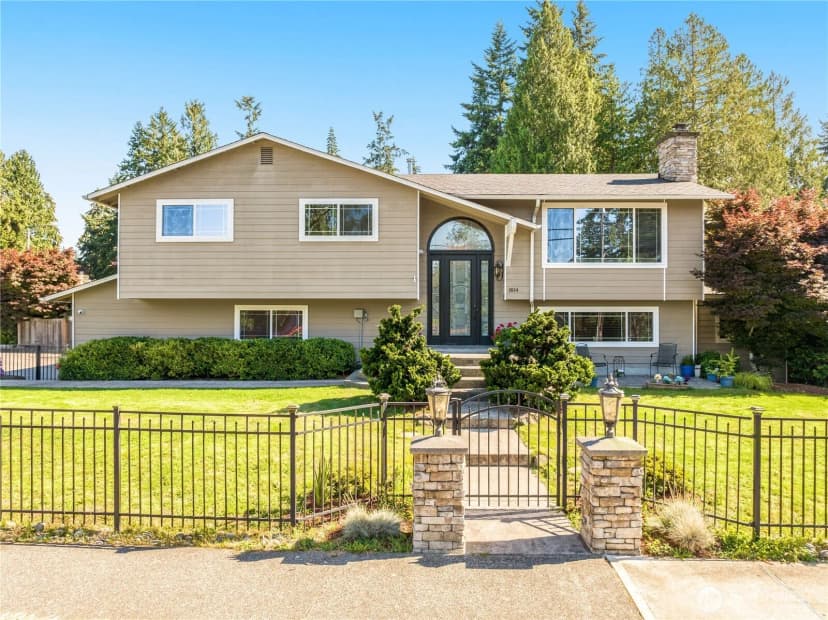 Property photo for 804 15th Street Sw, Edmonds photo 3