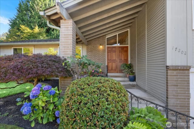 Property photo for 17202 Sealawn Place, Edmonds photo 2