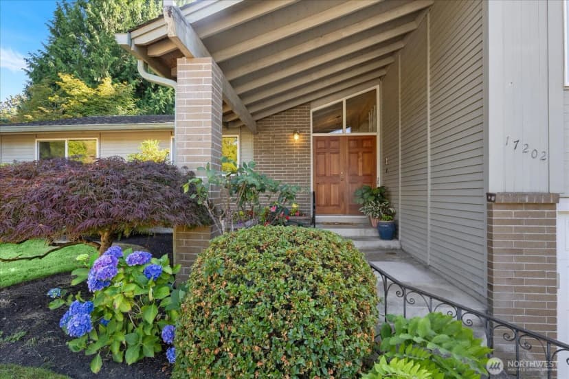 Property photo for 17202 Sealawn Place, Edmonds photo 2