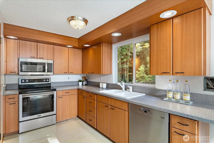 Property photo for 17202 Sealawn Place, Edmonds photo 11