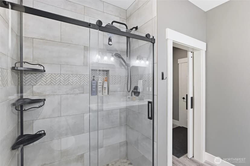 Property photo for 811 Wadsworth Loop, Ronald photo 17